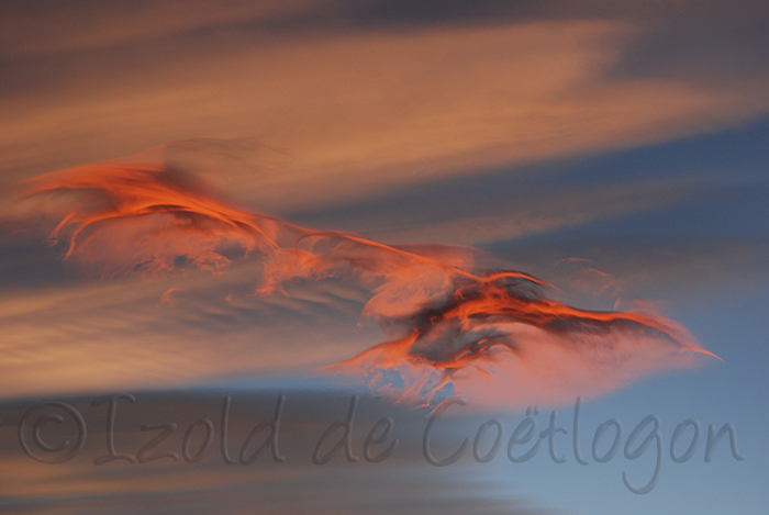 nuage &agrave; l'aube