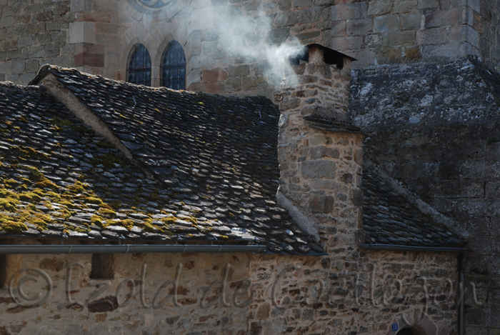 photo de Najac, toit et cheminée